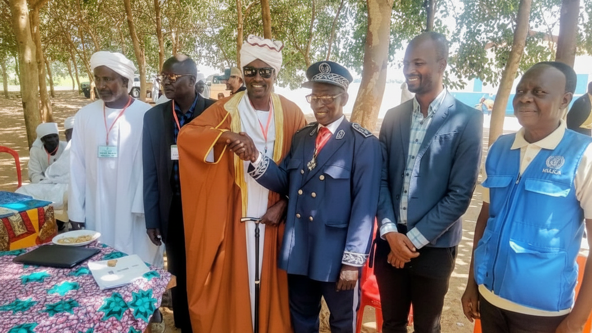 Un groupe de officiels sourit à la caméra