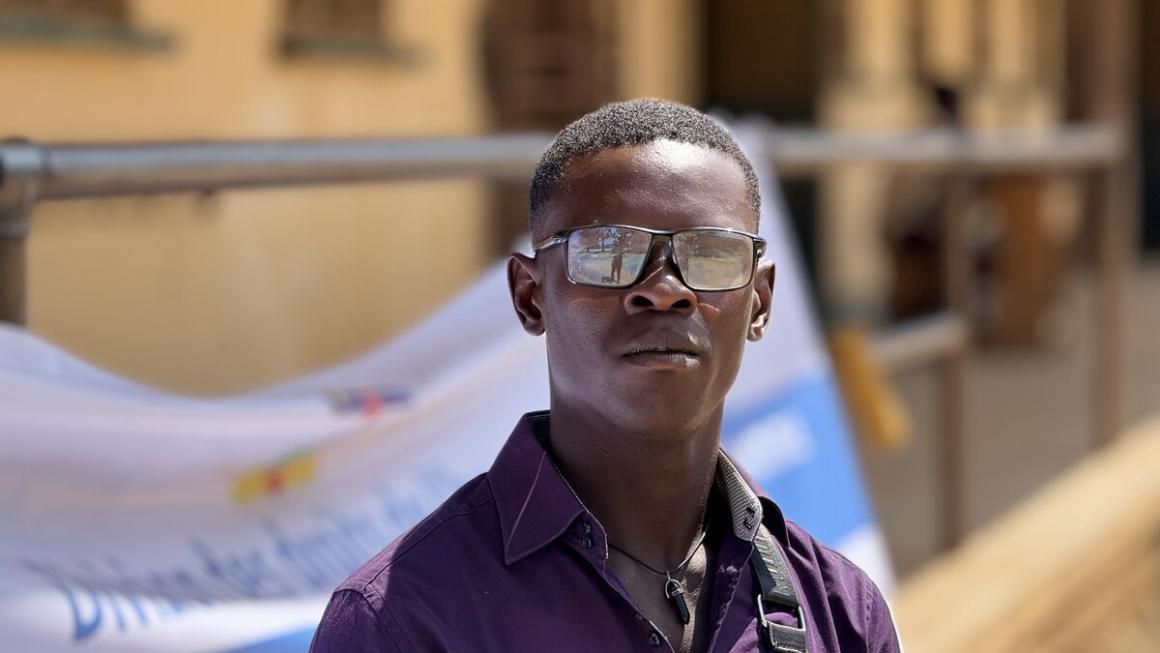 Portrait d'un homme portant des lunettes de soleil