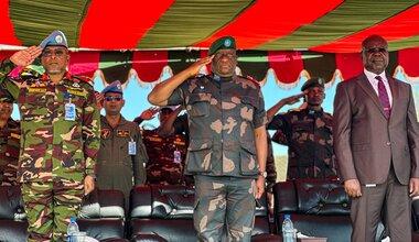 Un groupe de casques bleus salue.