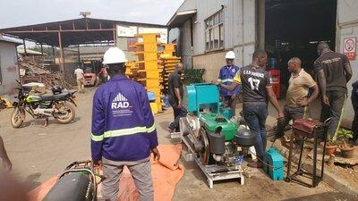 hommes autour de machines agricoles