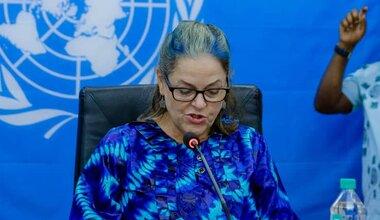 Vivian van de Perre parle dans un micro.