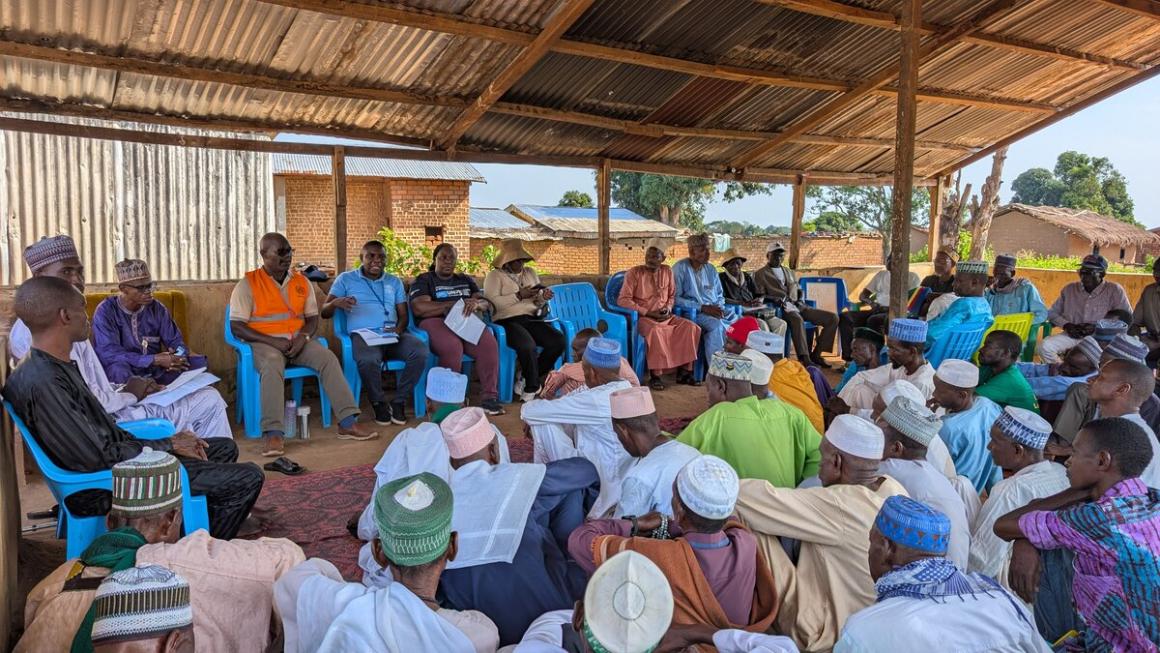 un rassemblement de membres de la communauté