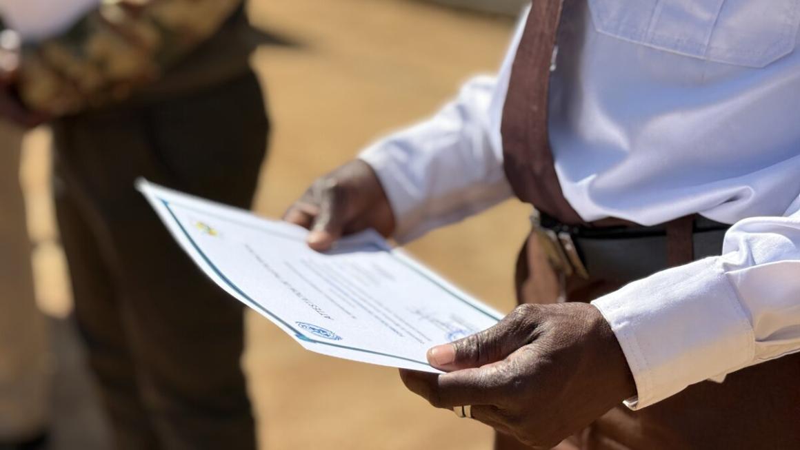 Gros plan sur deux mains tenant un certificat